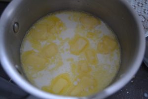 beurre dans le lait chaud