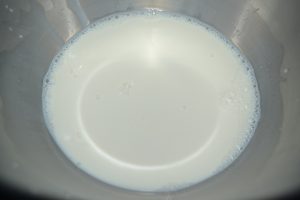 ajout du reste de lait sur la levure délayé
