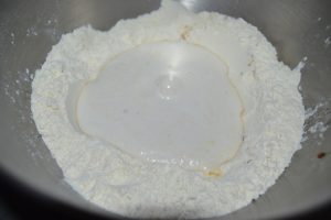 ajout de la levure délayé dans le lait dans le puits