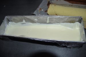 mousse chocolat blanc verser dans le fond du moule à bûche