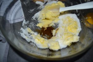 sucre semoule, beurre mou, extrait de vanille