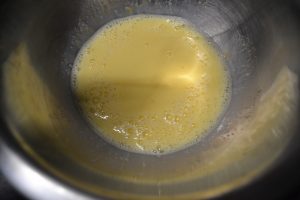 ajout et mélange du lait à la préparation