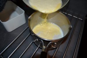 mélange verser dans la casserole de lait