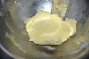 beurre mou et sucre mélanger
