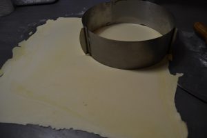 moitié de pâte feuilletée inversée étaler pour la découper en disque
