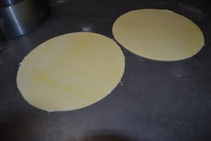 découpe de 2 disques de pâte inversée