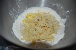 ajout du beurre mou amande effilé dans le puits