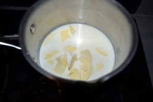 lait, crème liquide et beurre en morceaux