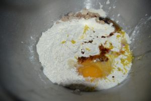 farine, levure boulanger, œufs, zestes de citron, vanille