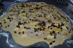 raisins sec et vanille parsemer sur la pâte