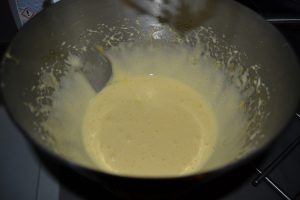 mélange oeufs, sucre, pâte d'amandes, et jaunes d'oeufs