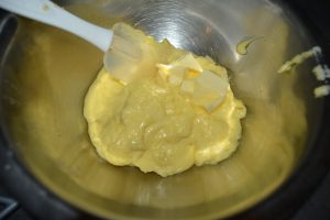 ajout du beurre froid coupé en morceaux