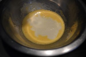 moitié du lait verser sur les jaunes fouetter