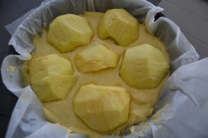 pommes lamelles déposer sur la pâte proche du bord