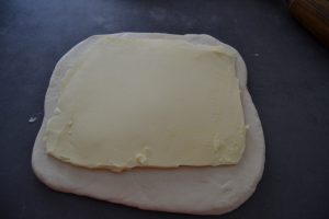 rectangle de beurre poser sur le rectangle de pâte