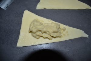 crème pâtissière déposer au centre du triangle de pâte