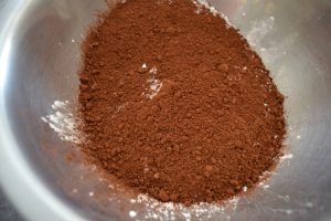ajout de la farine, levure, maïzena, cacao 