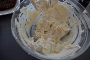 mascarpone, sucre glace et vanille mélanger