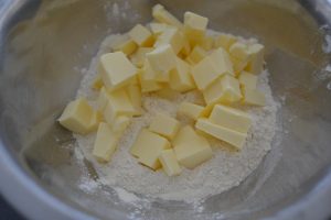 cube de beurre ajouter à la farine