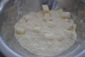 cube de beurre mélanger à la farine sans les endommagés