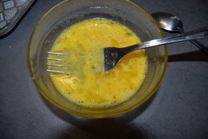 œufs battus en omelette et mélanger avec le sucre et les grains de vanille