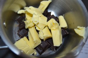 beurre en morceaux et chocolat 