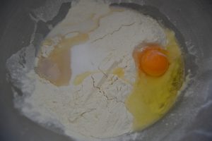 ajout de farine, œuf, sucre et lait