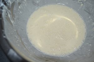 farine et levure délayé dans l'eau mélangé