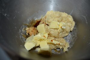 beurre en morceaux et extrait de vanille ajouter