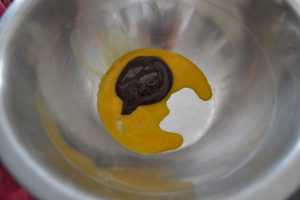 chocolat verser sur les jaunes d'oeufs