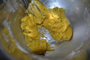 jaunes, sucre, farine, levure et beurre fondu mélanger