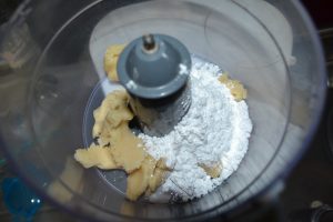 pâte d'amande et sucre glace au mixeur