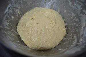 pâte lisse et homogène, bord rabattu pour former une boule de pâte