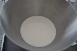 levure délayer dans le lait et l'eau tiède