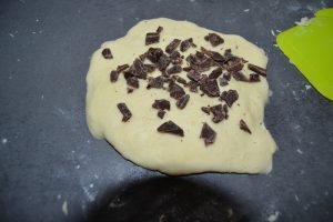 ajout des pépites de chocolat sur la pâte aplatie