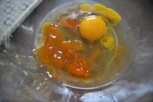 miel, jaunes d’œufs, blancs d’œufs, vanille liquide, extrait de vanille, extrait d'amandes amère et confiture d'abricot
