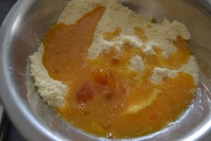 mélange miel/ œufs ajouter a la poudre d'amandes et sucre 