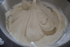 mélange blancs en neige et beurre fondu vanillé