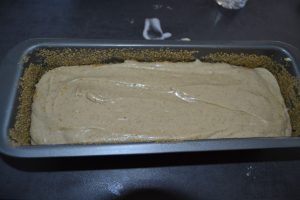 pâte verser dans le moule à cake et lisser