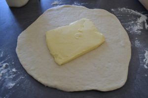 pâte étaler en rectangle beurre carré ajouter au centre