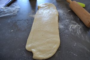 pâte étaler dans la longueur et dans le sucre