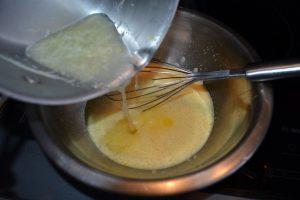 moitié du jus de citron bouilli, verser sur le mélange jaunes et sucre