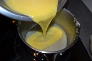 préparation verser dans la casserole avec le reste de jus de citron bouilli