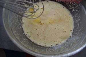 œufs et sucre fouetter jusqu'à blanchissement