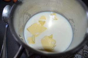 lait et beurre en morceaux