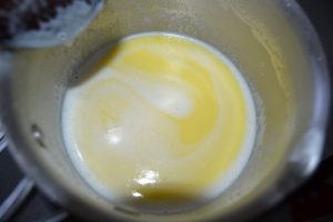 beurre fondu dans le lait chaud
