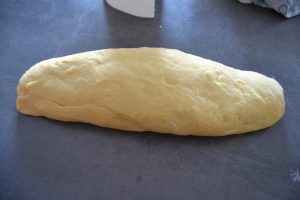 façonnage d'un gros boudin de pâte
