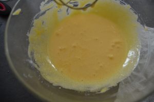 sucre et jaunes d'œufs fouetter jusqu'à blanchissement