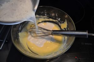 lait verser sur le mélange jaunes