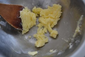 mélange du beurre mou du sucre et du sel